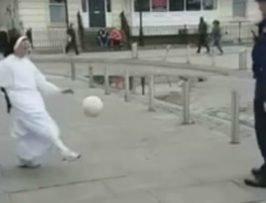 Μια καλόγρια στην Ιρλανδία δείχνει τις «τρελές» δεξιότητες της στο ποδόσφαιρο (βίντεο)